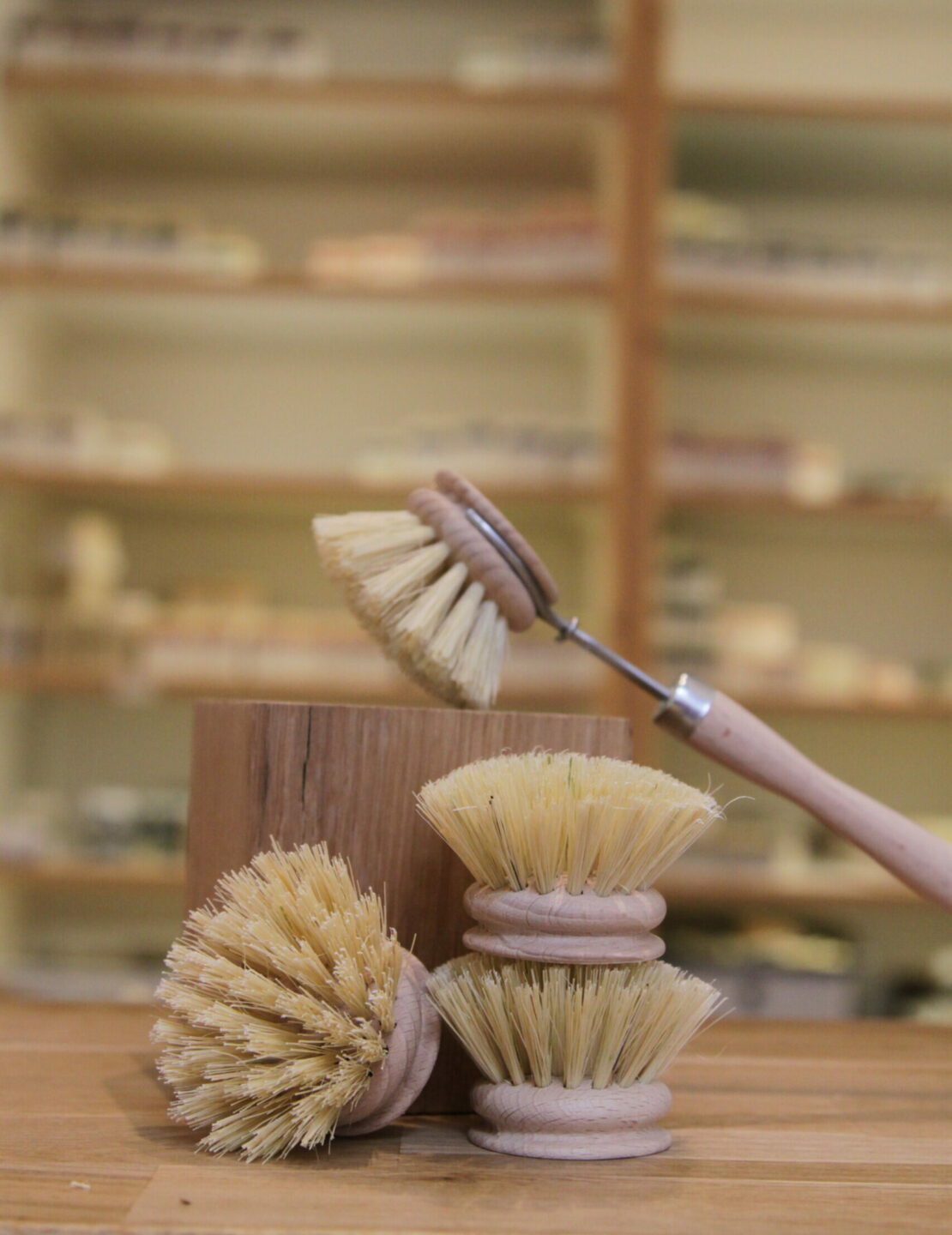 Brosse vaisselle en bois et fibres végétales - recharges en option -  Savonnerie Herbe Folle